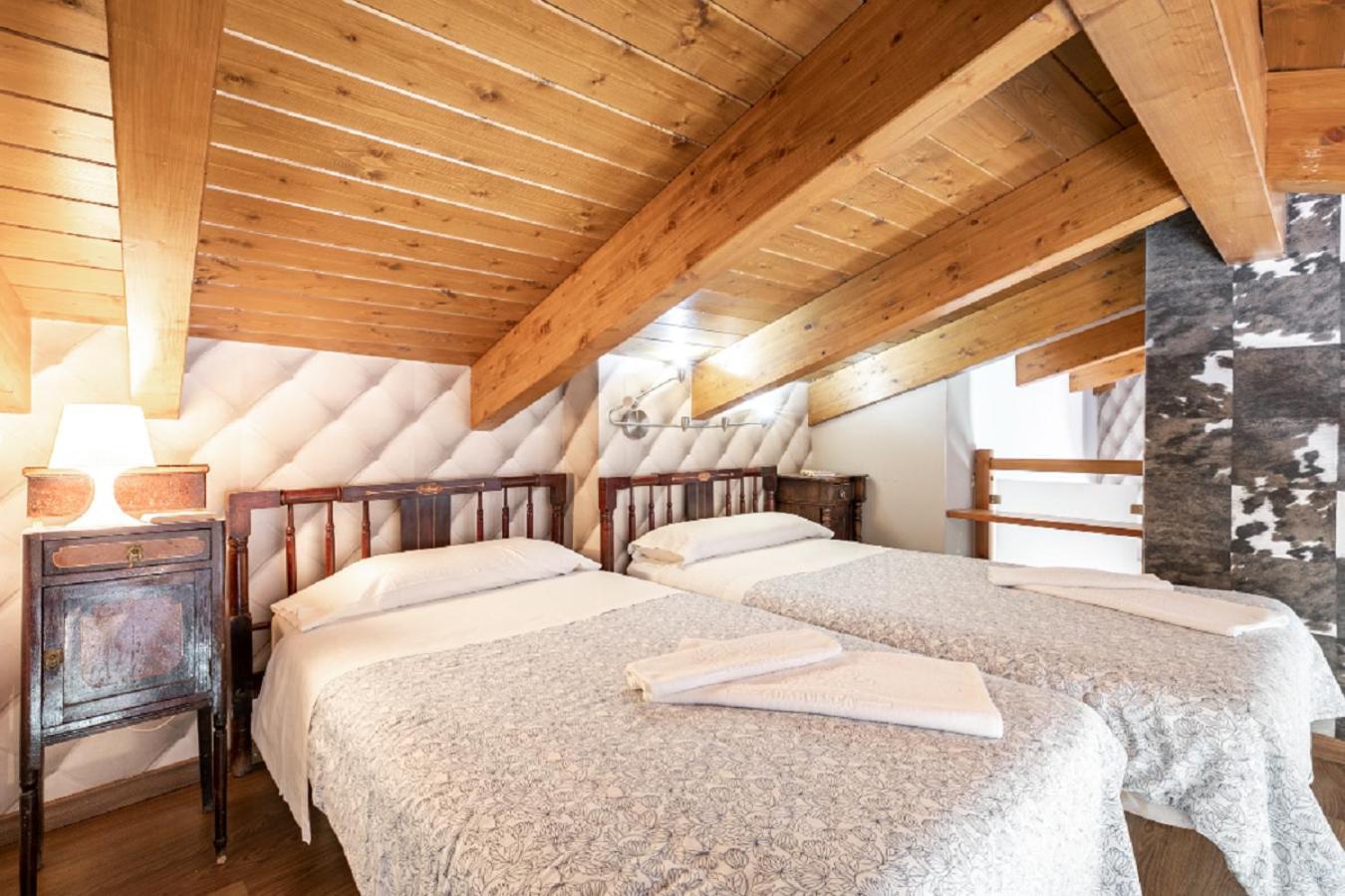 Apartamentos Vino Tinto Y Restaurante Tomate Rosa Adahuesca Zewnętrze zdjęcie