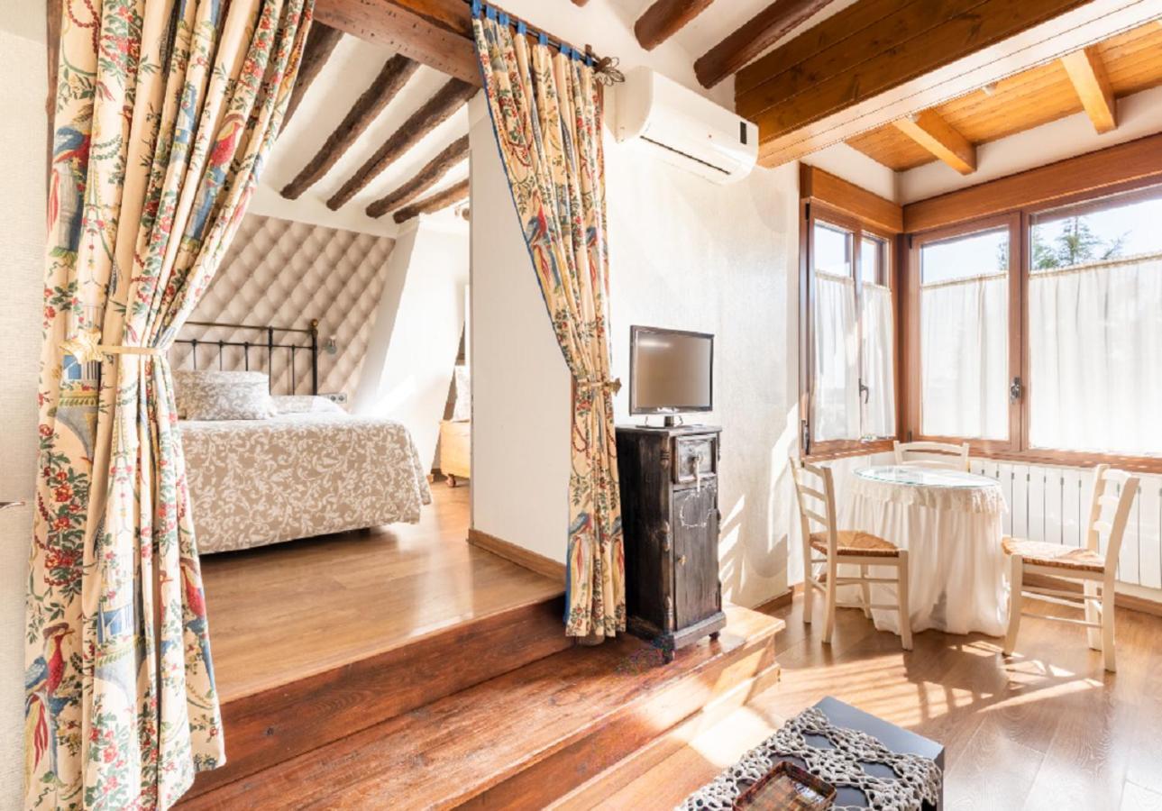 Apartamentos Vino Tinto Y Restaurante Tomate Rosa Adahuesca Zewnętrze zdjęcie