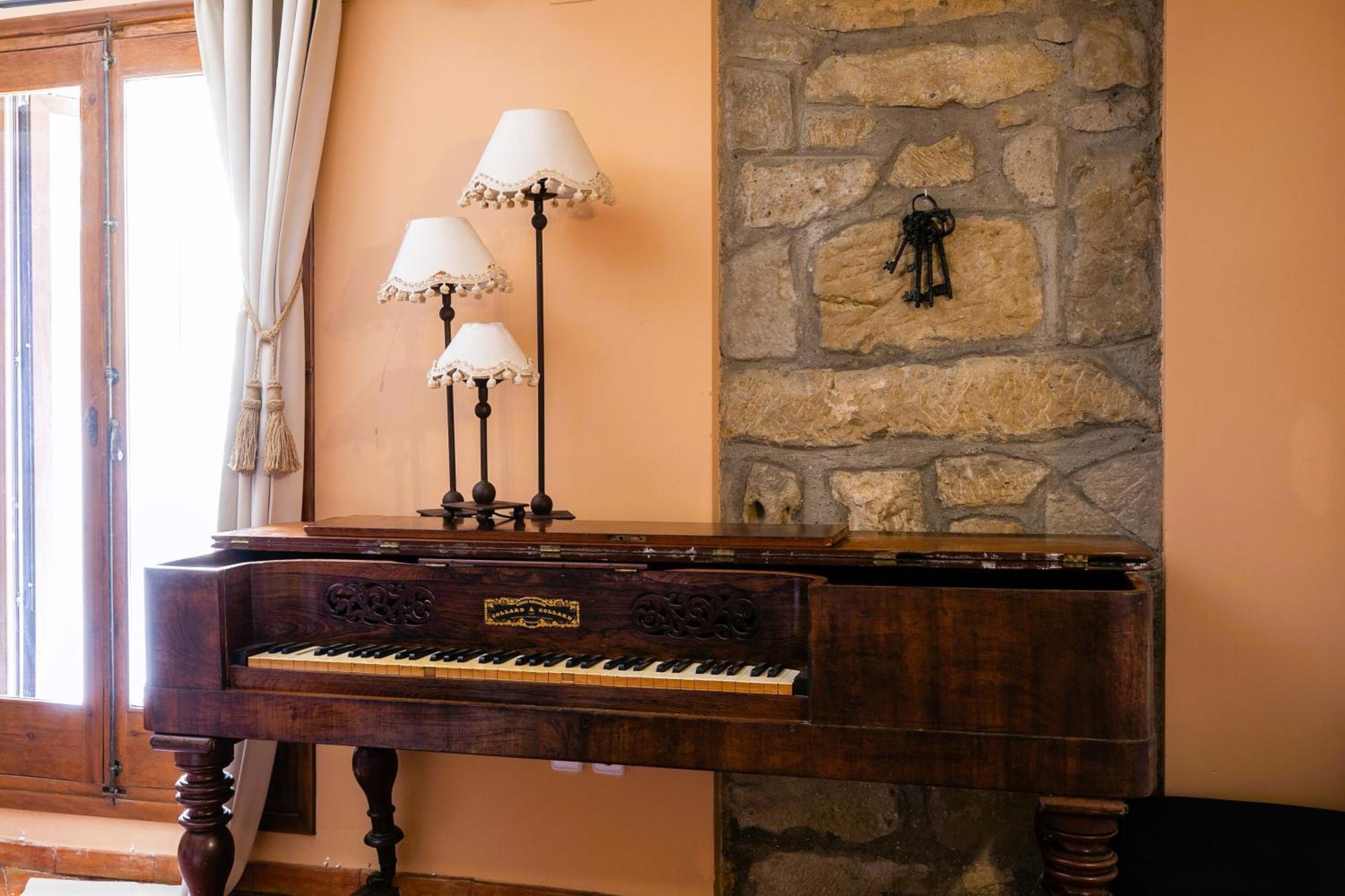 Apartamentos Vino Tinto Y Restaurante Tomate Rosa Adahuesca Zewnętrze zdjęcie